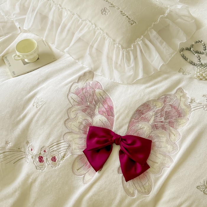 91家纺网 家纺一手货源 找家纺 锦格家纺 2025新款牛奶绒刺绣四件套-瑟兰蝶 瑟兰蝶-奶白