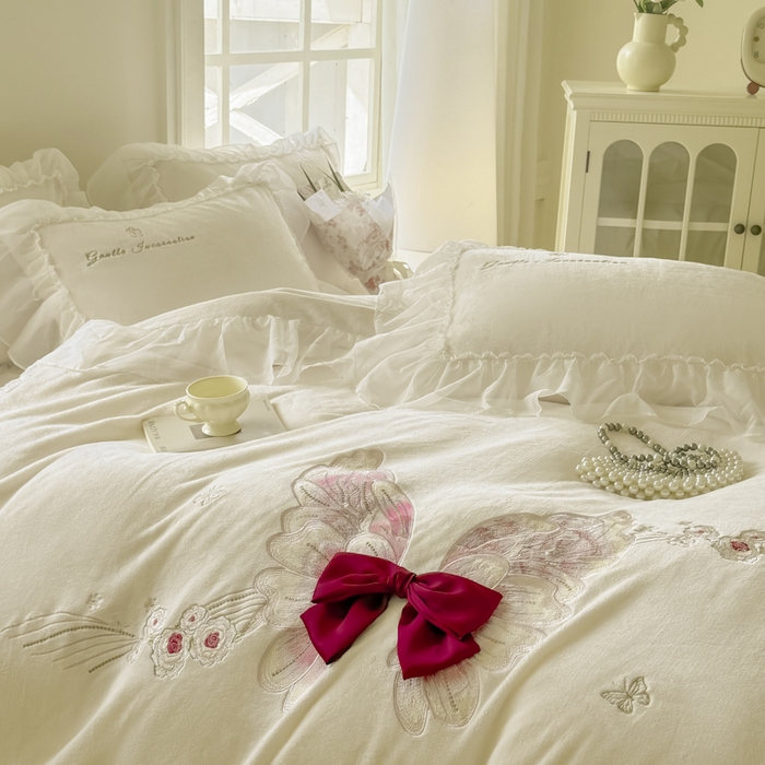 91家纺网 家纺一手货源 找家纺 锦格家纺 2025新款牛奶绒刺绣四件套-瑟兰蝶 瑟兰蝶-奶白