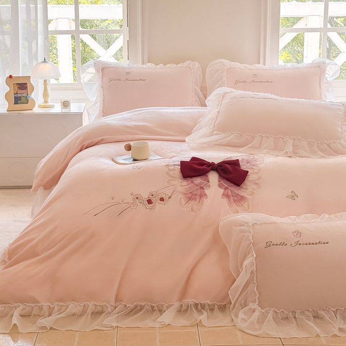 91家纺网 家纺一手货源 找家纺 锦格家纺 2025新款牛奶绒刺绣四件套-瑟兰蝶 瑟兰蝶-玉粉