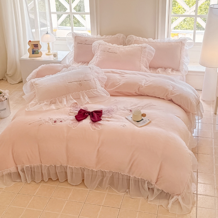 91家纺网 家纺一手货源 找家纺 锦格家纺 2025新款牛奶绒刺绣四件套-瑟兰蝶 瑟兰蝶-玉粉