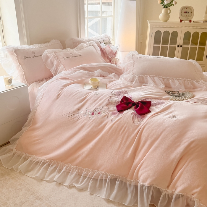 91家纺网 家纺一手货源 找家纺 锦格家纺 2025新款牛奶绒刺绣四件套-瑟兰蝶 瑟兰蝶-玉粉