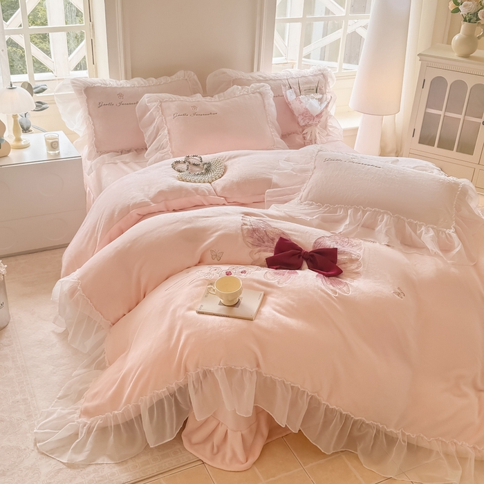 91家纺网 家纺一手货源 找家纺 锦格家纺 2025新款牛奶绒刺绣四件套-瑟兰蝶 瑟兰蝶-玉粉