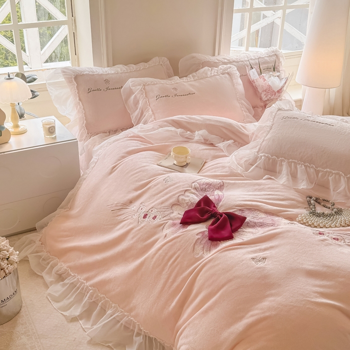 91家纺网 家纺一手货源 找家纺 锦格家纺 2025新款牛奶绒刺绣四件套-瑟兰蝶 瑟兰蝶-玉粉