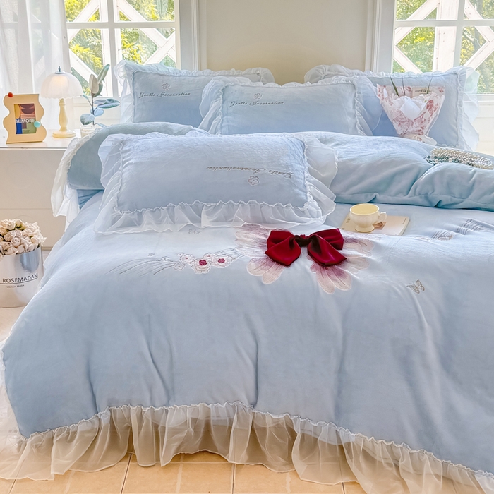 91家纺网 家纺一手货源 找家纺 锦格家纺 2025新款牛奶绒刺绣四件套-瑟兰蝶 瑟兰蝶-天蓝