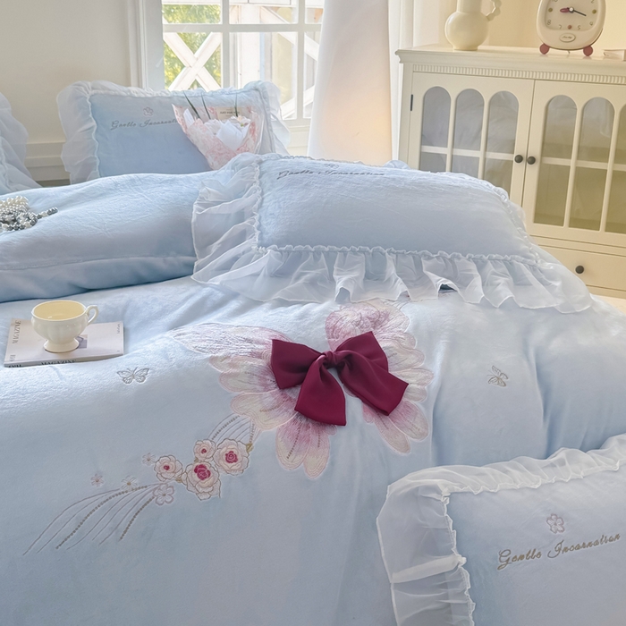 91家纺网 家纺一手货源 找家纺 锦格家纺 2025新款牛奶绒刺绣四件套-瑟兰蝶 瑟兰蝶-天蓝