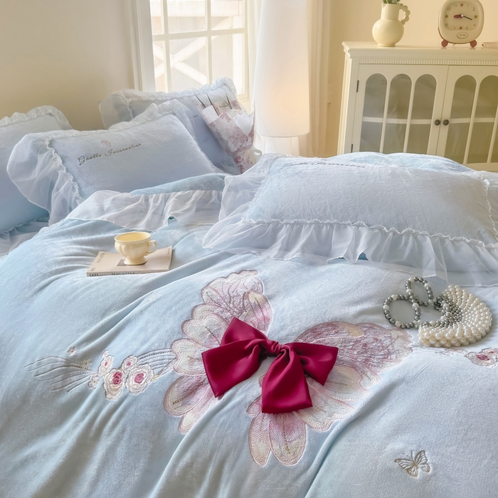 91家纺网 家纺一手货源 找家纺 锦格家纺 2025新款牛奶绒刺绣四件套-瑟兰蝶 瑟兰蝶-天蓝