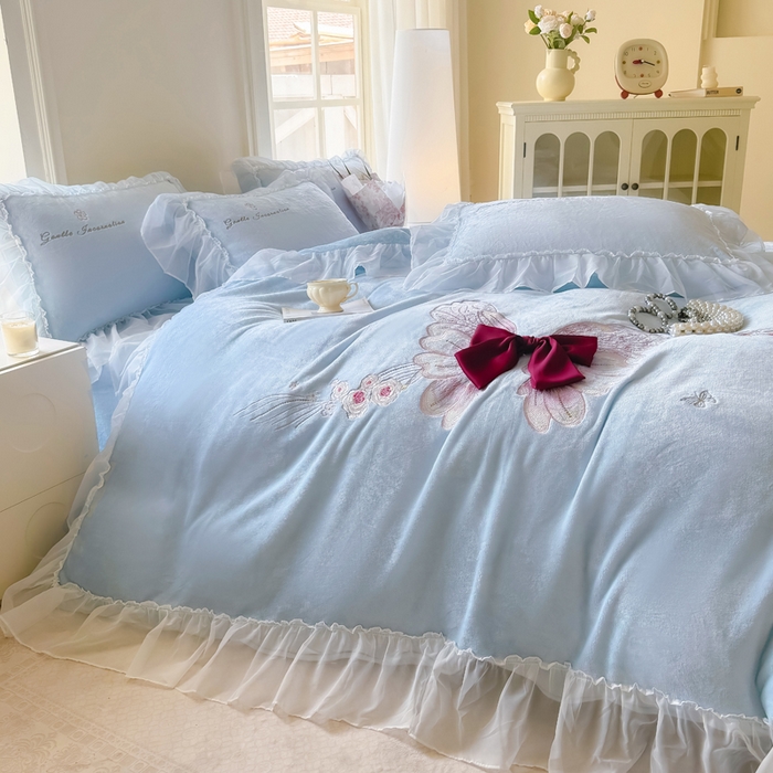 91家纺网 家纺一手货源 找家纺 锦格家纺 2025新款牛奶绒刺绣四件套-瑟兰蝶 瑟兰蝶-天蓝