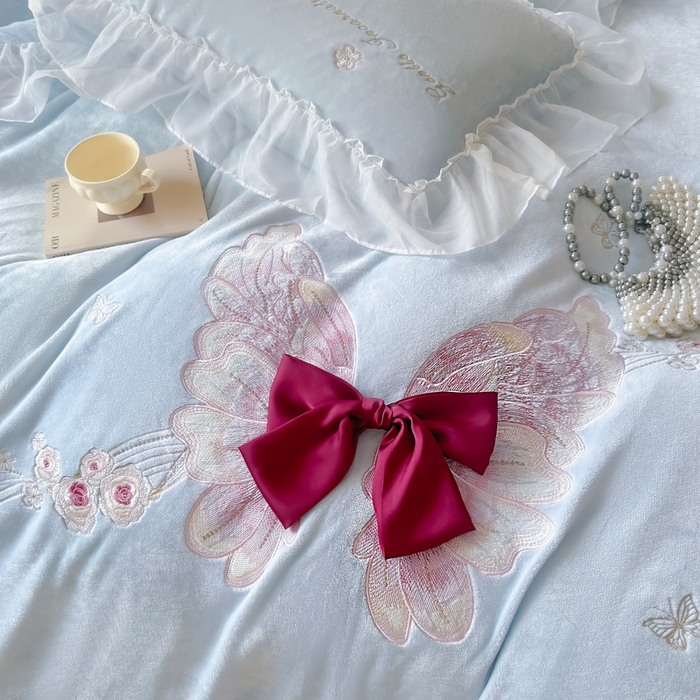 91家纺网 家纺一手货源 找家纺 锦格家纺 2025新款牛奶绒刺绣四件套-瑟兰蝶 瑟兰蝶-天蓝