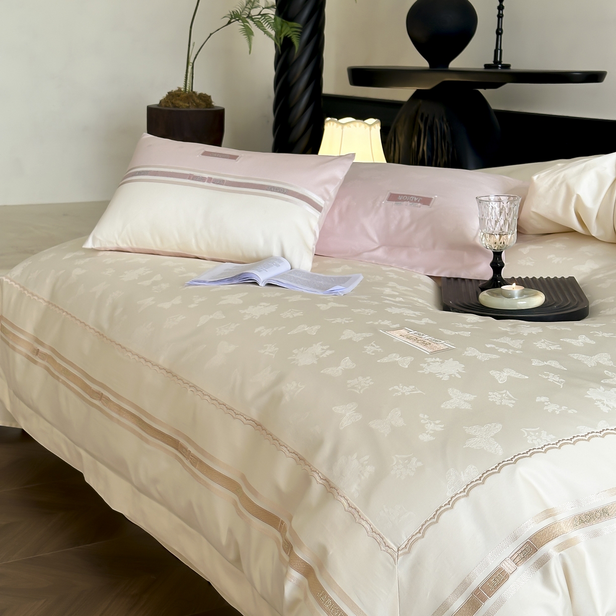 91家纺网 家纺一手货源 找家纺 初拾 2025新款100s全棉小法式提花绣花四件套-舒芙蕾 舒芙蕾（棉）-奶昔白