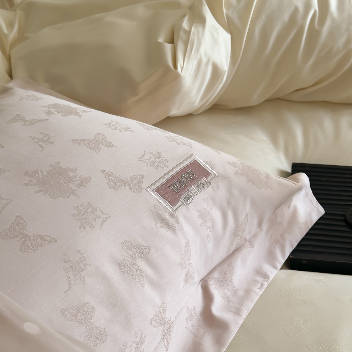 91家纺网 家纺一手货源 找家纺 初拾 2025新款100s全棉小法式提花绣花四件套-舒芙蕾 舒芙蕾（棉）-奶昔白