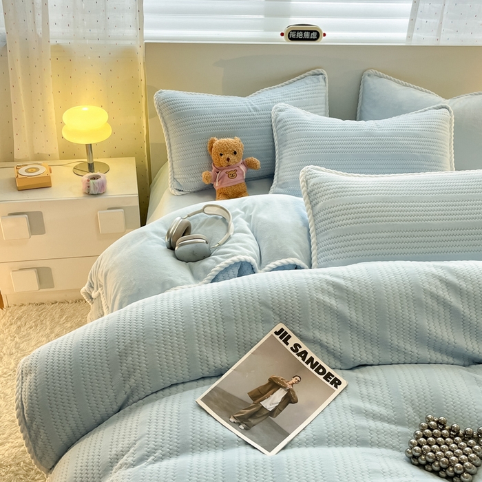 91家纺网 家纺一手货源 找家纺 蓝极人 2025新款成品提花包边牛奶绒四件套 提花-碧落