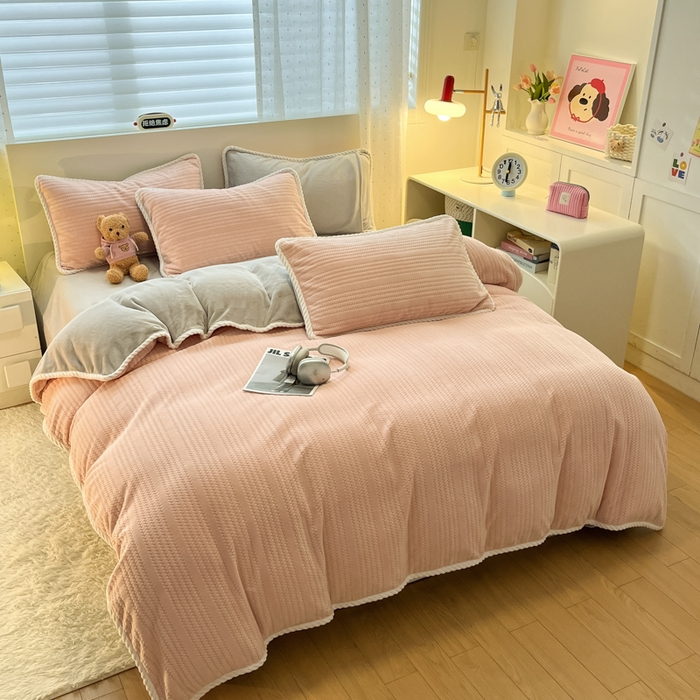 91家纺网 家纺一手货源 找家纺 蓝极人 2025新款成品提花包边牛奶绒四件套 提花-粉灰