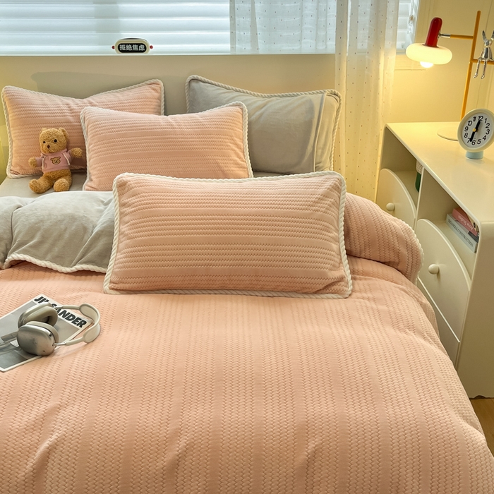 91家纺网 家纺一手货源 找家纺 蓝极人 2025新款成品提花包边牛奶绒四件套 提花-粉灰