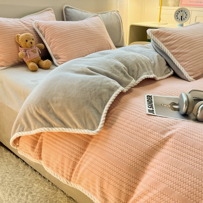 91家纺网 家纺一手货源 找家纺 蓝极人 2025新款成品提花包边牛奶绒四件套 提花-粉灰