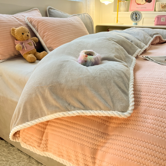 91家纺网 家纺一手货源 找家纺 蓝极人 2025新款成品提花包边牛奶绒四件套 提花-粉灰