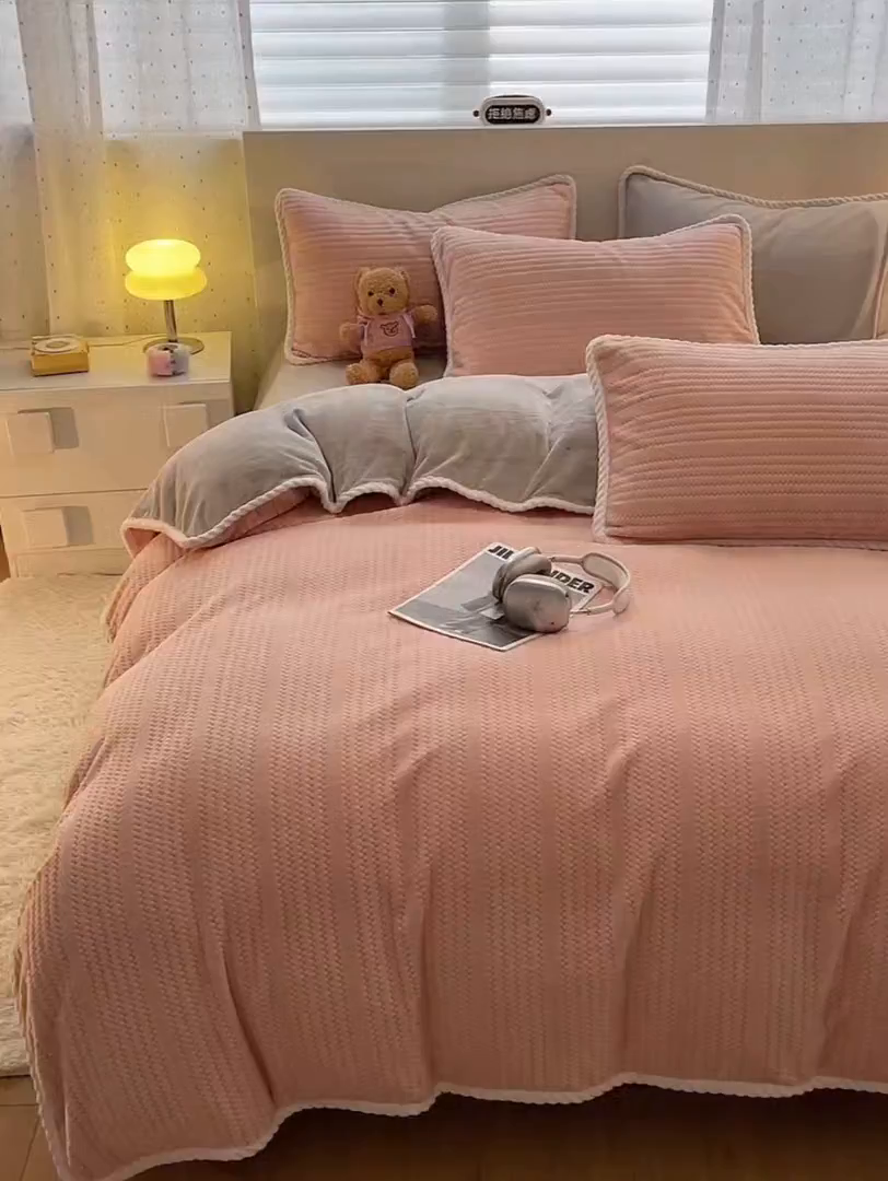 91家纺网 家纺一手货源 找家纺 蓝极人 2025新款成品提花包边牛奶绒四件套 提花-粉灰