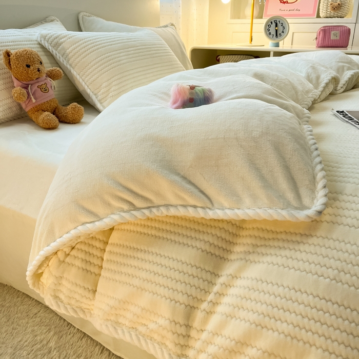 91家纺网 家纺一手货源 找家纺 蓝极人 2025新款成品提花包边牛奶绒四件套 提花-奶白