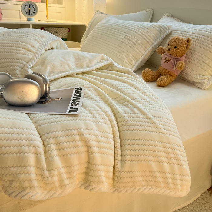 91家纺网 家纺一手货源 找家纺 蓝极人 2025新款成品提花包边牛奶绒四件套 提花-奶白