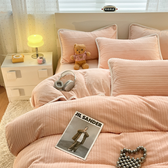 91家纺网 家纺一手货源 找家纺 蓝极人 2025新款成品提花包边牛奶绒四件套 提花-桃粉