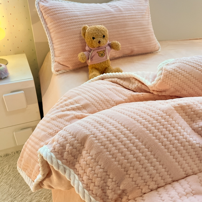 91家纺网 家纺一手货源 找家纺 蓝极人 2025新款成品提花包边牛奶绒四件套 提花-桃粉