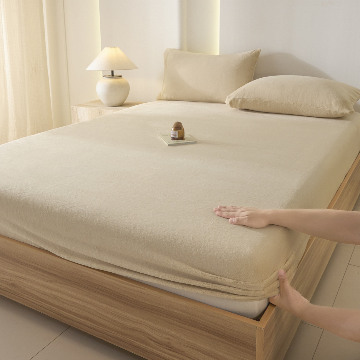 91家纺网 家纺一手货源 找家纺 蓝极人 2025新款200克高克重简约纯色牛奶绒床笠 米杏-cl