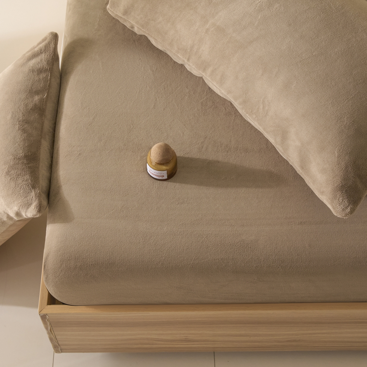 91家纺网 家纺一手货源 找家纺 蓝极人 2025新款200克高克重简约纯色牛奶绒床笠 奶茶咖-cl