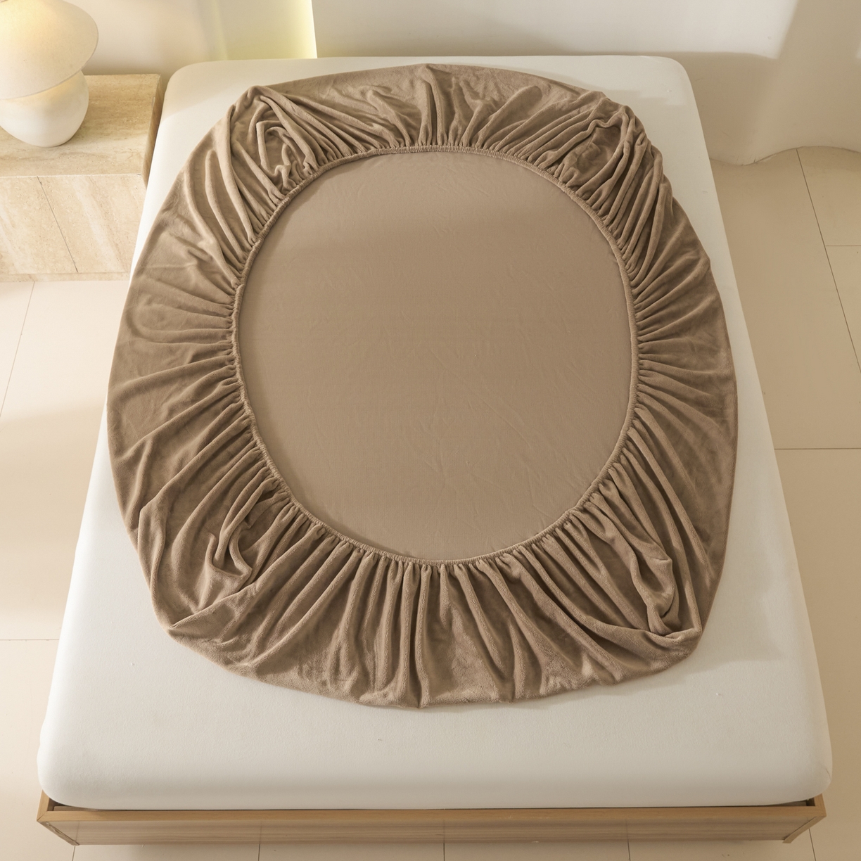 91家纺网 家纺一手货源 找家纺 蓝极人 2025新款200克高克重简约纯色牛奶绒床笠 奶茶咖-cl