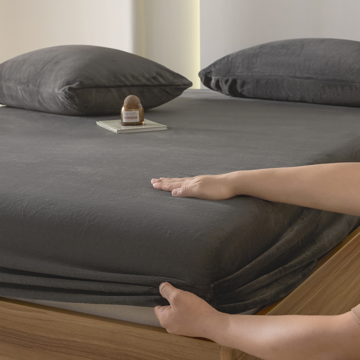 91家纺网 家纺一手货源 找家纺 蓝极人 2025新款200克高克重简约纯色牛奶绒床笠 深灰-cl
