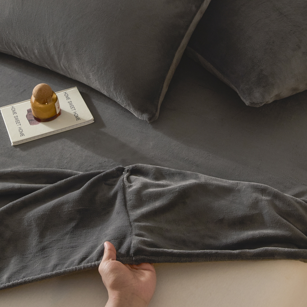 91家纺网 家纺一手货源 找家纺 蓝极人 2025新款200克高克重简约纯色牛奶绒床笠 深灰-cl
