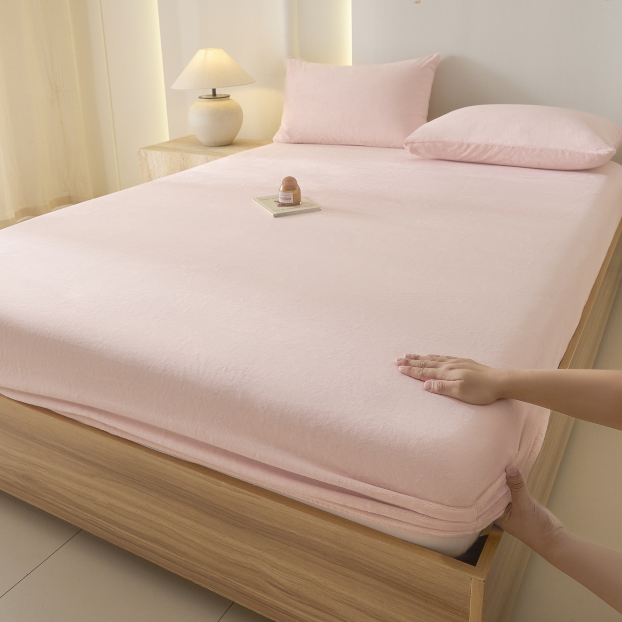 91家纺网 家纺一手货源 找家纺 蓝极人 2025新款200克高克重简约纯色牛奶绒床笠 桃粉-cl