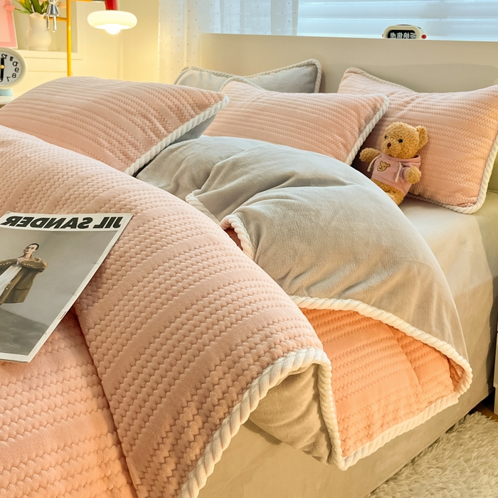 91家纺网 家纺一手货源 找家纺 酱子 2025新款成品提花包边牛奶绒四件套 提花-粉灰