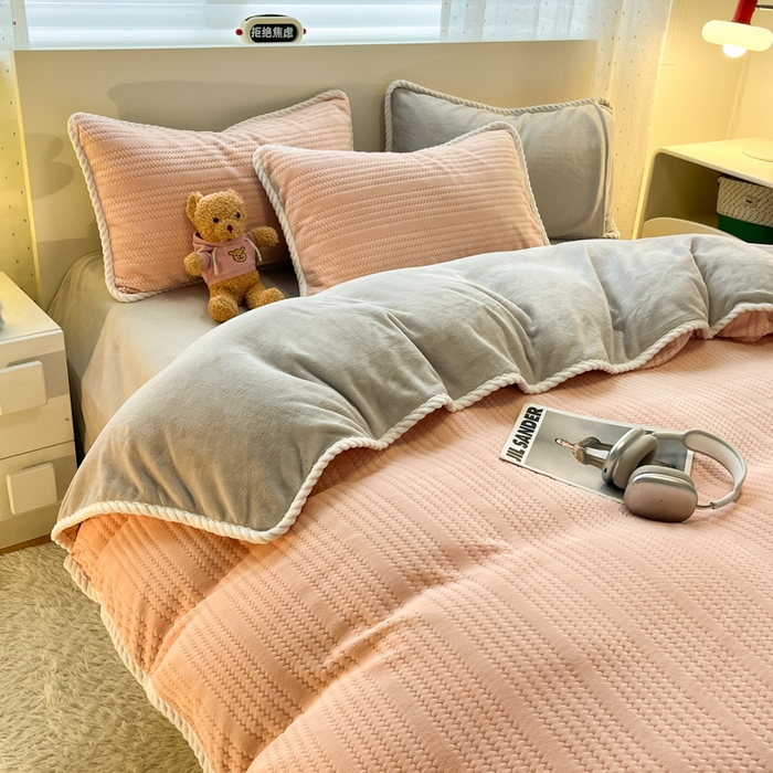 91家纺网 家纺一手货源 找家纺 酱子 2025新款成品提花包边牛奶绒四件套 提花-粉灰