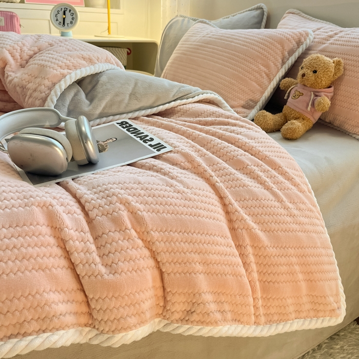 91家纺网 家纺一手货源 找家纺 酱子 2025新款成品提花包边牛奶绒四件套 提花-粉灰