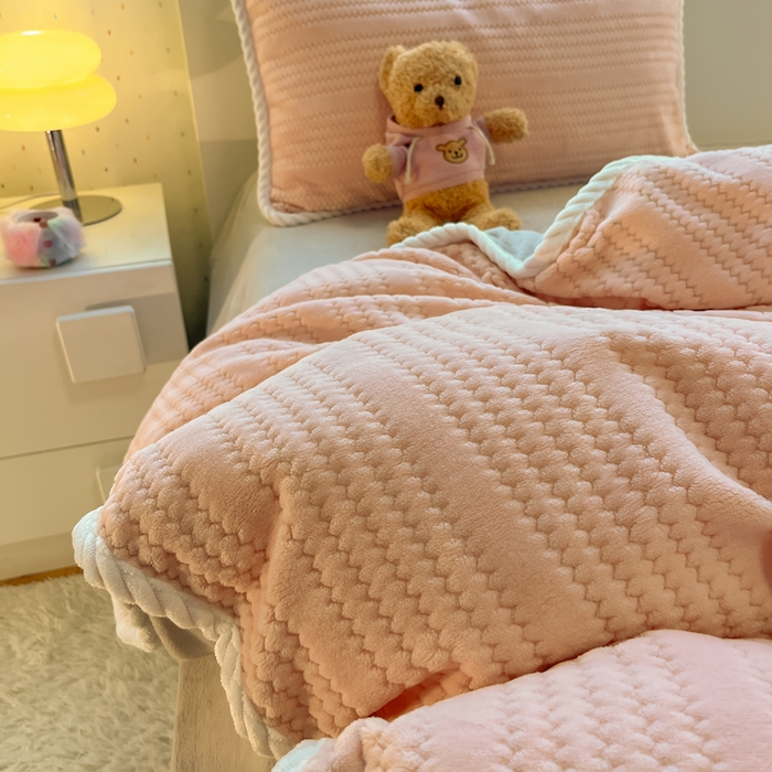 91家纺网 家纺一手货源 找家纺 酱子 2025新款成品提花包边牛奶绒四件套 提花-粉灰