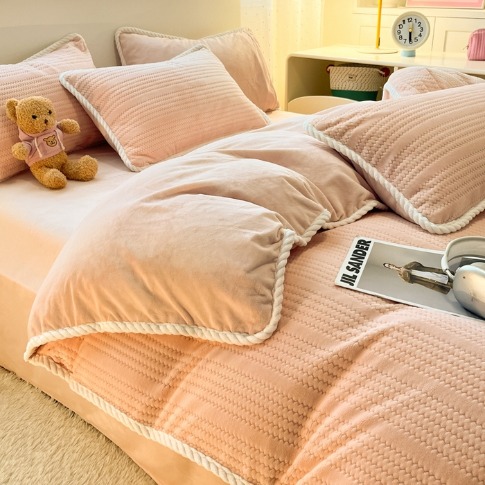 91家纺网 家纺一手货源 找家纺 酱子 2025新款成品提花包边牛奶绒四件套 提花-桃粉