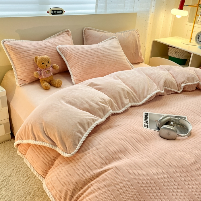 91家纺网 家纺一手货源 找家纺 酱子 2025新款成品提花包边牛奶绒四件套 提花-桃粉