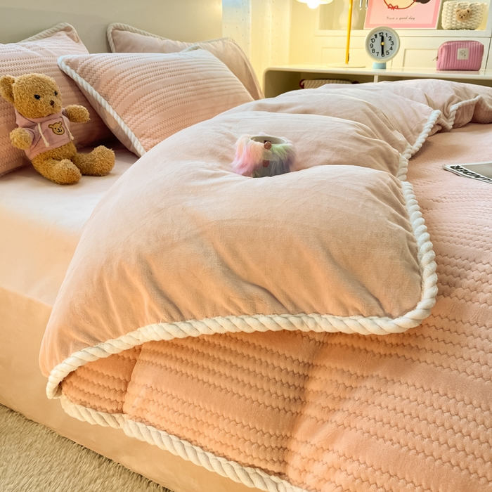 91家纺网 家纺一手货源 找家纺 酱子 2025新款成品提花包边牛奶绒四件套 提花-桃粉