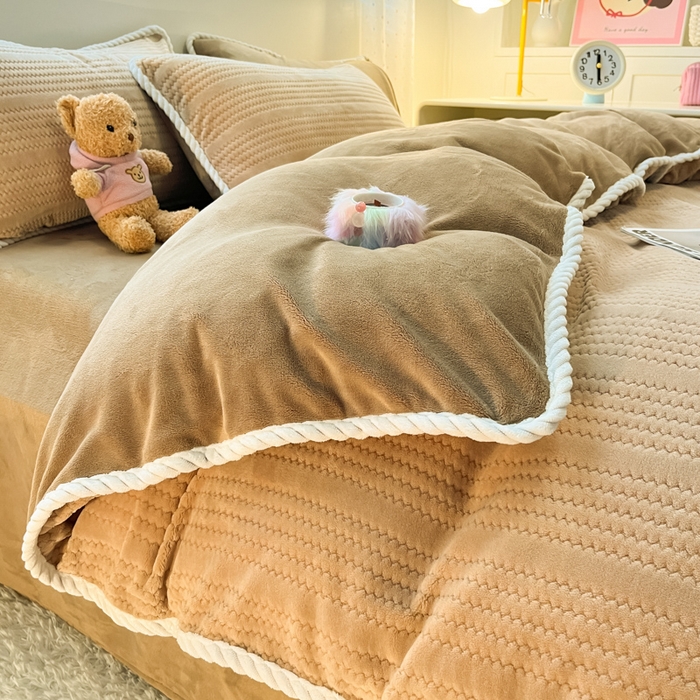 91家纺网 家纺一手货源 找家纺 酱子 2025新款成品提花包边牛奶绒四件套 提花-杏咖