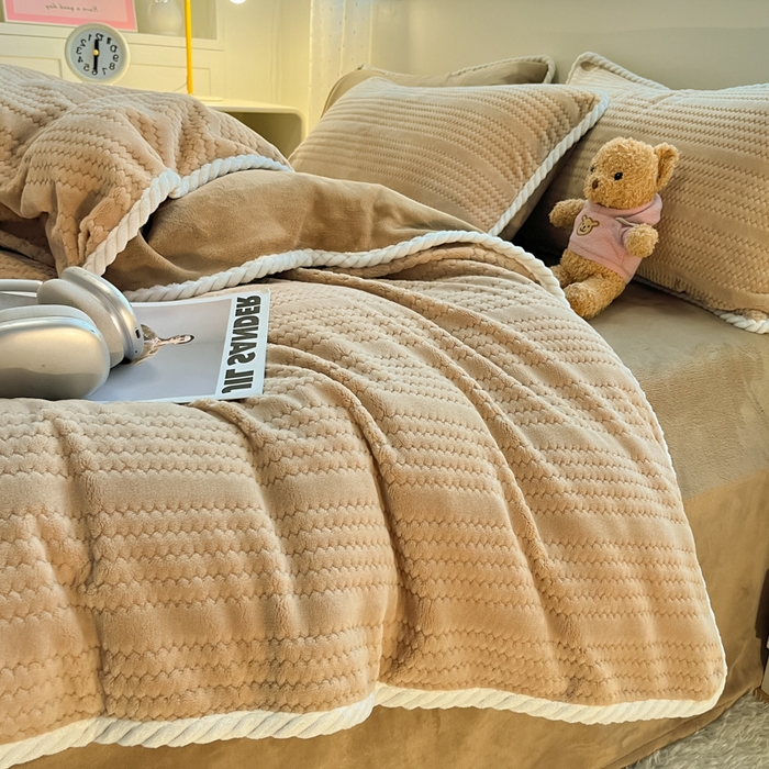 91家纺网 家纺一手货源 找家纺 酱子 2025新款成品提花包边牛奶绒四件套 提花-杏咖