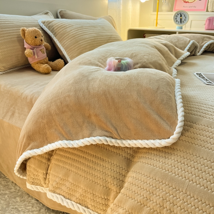 91家纺网 家纺一手货源 找家纺 酱子 2025新款成品提花包边牛奶绒四件套 提花-杏驼