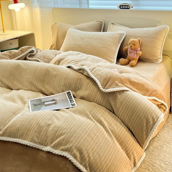 91家纺网 家纺一手货源 找家纺 酱子 2025新款成品提花包边牛奶绒四件套 提花-杏驼