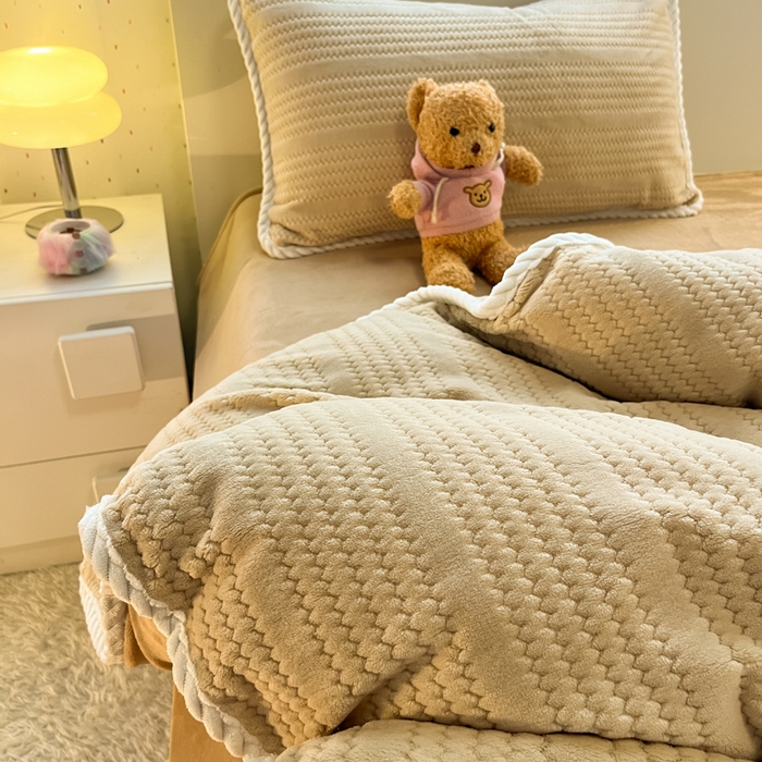 91家纺网 家纺一手货源 找家纺 酱子 2025新款成品提花包边牛奶绒四件套 提花-杏驼