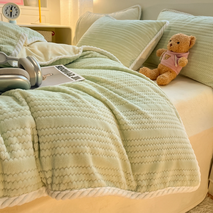 91家纺网 家纺一手货源 找家纺 酱子 2025新款成品提花包边牛奶绒四件套 提花-芽绿