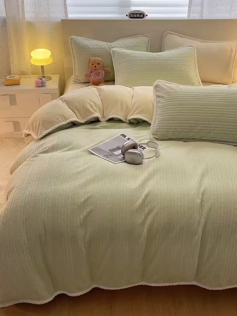 91家纺网 家纺一手货源 找家纺 酱子 2025新款成品提花包边牛奶绒四件套 提花-芽绿