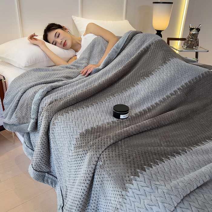 91家纺网 家纺一手货源 找家纺 世纪绒品 2025新款A类撸猫色织牛奶绒多功能毛毯 艾森-深灰