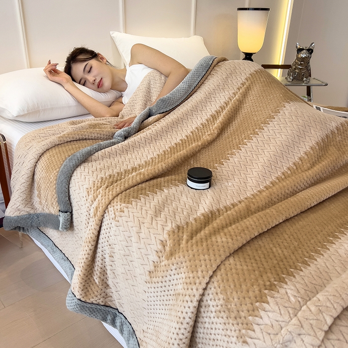 91家纺网 家纺一手货源 找家纺 世纪绒品 2025新款A类撸猫色织牛奶绒多功能毛毯 艾森-咖