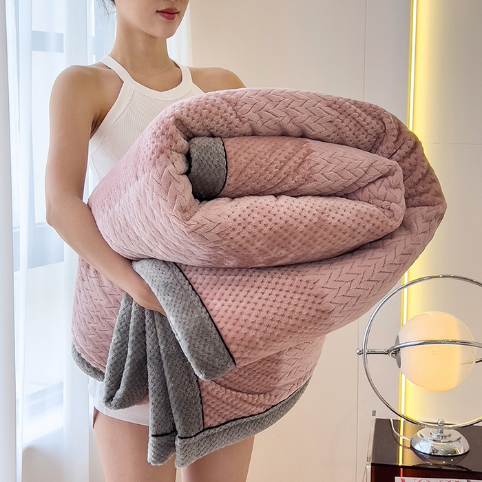 91家纺网 家纺一手货源 找家纺 世纪绒品 2025新款A类撸猫色织牛奶绒多功能毛毯 艾森-豆沙