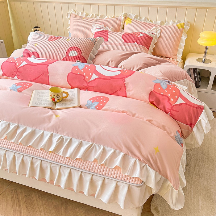 91家纺网 家纺一手货源 找家纺 伊人坊2025新款A类唯美纯棉印花夹棉床笠 纯棉+草莓熊