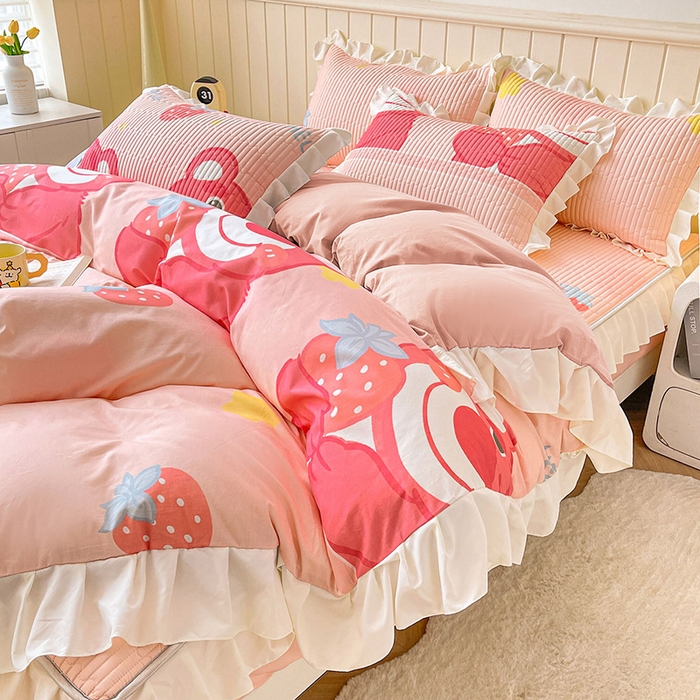 91家纺网 家纺一手货源 找家纺 伊人坊2025新款A类唯美纯棉印花夹棉床笠 纯棉+草莓熊