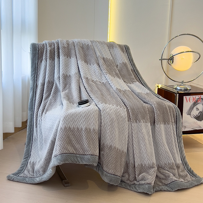 91家纺网 家纺一手货源 找家纺 世纪绒品 2025新款A类撸猫色织牛奶绒多功能毛毯 艾森-浅灰